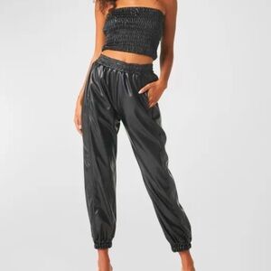 Misa Los Angeles set